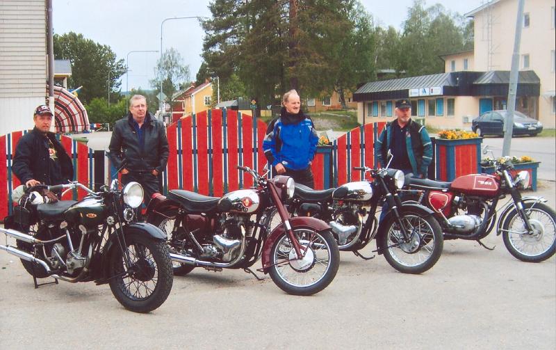 BSAdagen_Stromsund_0.JPEG - Fotot är taget i Hoting och visar fr.v.:
P-G, Karbäcken, BSA Y13 1936 (750 cc). Örjan, Renån, BSA A10 Golden Flash 1955. Bo, Strömsund, BSA A10 Golden Flash 1955. Kalle, Tullingsås, BSA A65 Lightning 1069.

