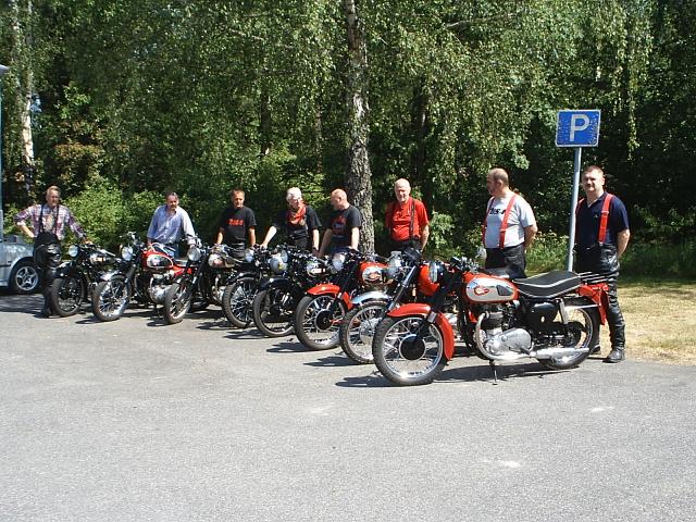 S2010007.JPG - Från vänster ser vi; Tommy BSA Sloper 500tv 1930,  Inge BSA A65 Lightning 1966., Patrik BSA A10 1960.Birger M20 1940, Göran BSA Sloper 350tv 1930, Berth BSA A10 Super Rocket 1960, Lars-Göran BSA A65 Spitfire 1967 och Ulf BSA A10 Super Rocket 1960.