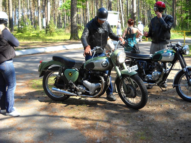 DSCN0709.JPG - Fint besök från Gränna, nästan orörd och i originallack BSA A7 Shooting Star från 1954.