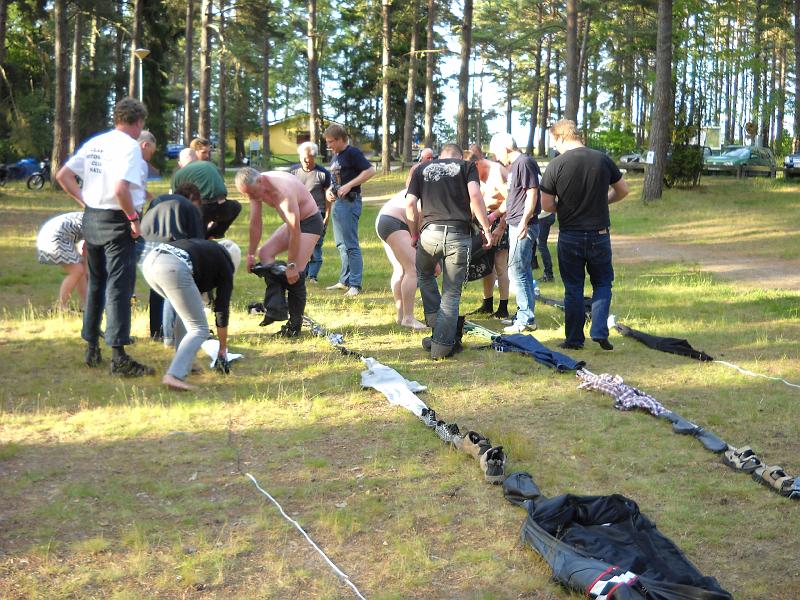 DSCN0735.JPG - De fyra lagen på samma bild. Uppdraget att bilda en så lång kedja som möligt av kläderna man har på sig. Till slut åkte det mesta av de djärvaste som vann grenen.