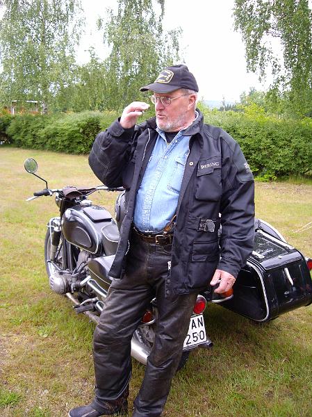 IMG_0777.JPG - Dennis från Landvetter var först på plats, då han har en sommarstuga i närheten. Dennis hade åkt sin gamla BMW R60 från 1966 då han hade åkt upp några veckor tidigare med en rejäl packning (i sidovagnen).