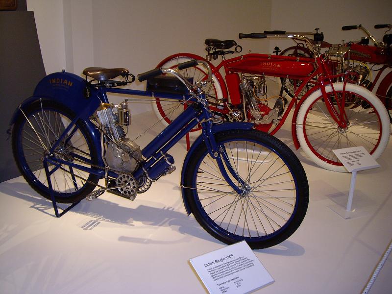 IMG_0784.JPG - Indian Singel 1905, denna vackra blå maskin hade 2 hk, snarkventil på insuget. I bakgrunden också en Indian encylindrig från 1911.