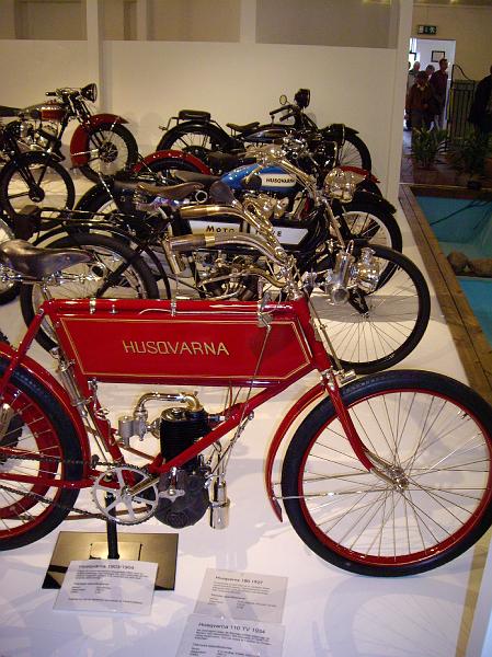 IMG_0787.JPG - I förgrunden en Husqvarna från 1903 - 1904, modernare maskiner i bakgrunden.