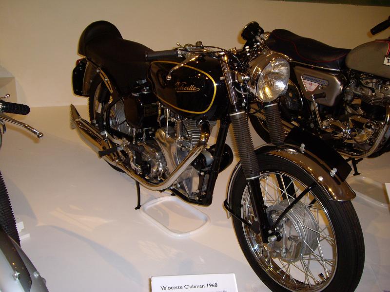 IMG_0803.JPG - Velocette Clubman från 1968, högsta mode på 1930-talet var fiskskjärten på ljuddämparen, Velocette gav aldrig upp denna detalj även om chassiet i övrigt uppdaterades under åren.