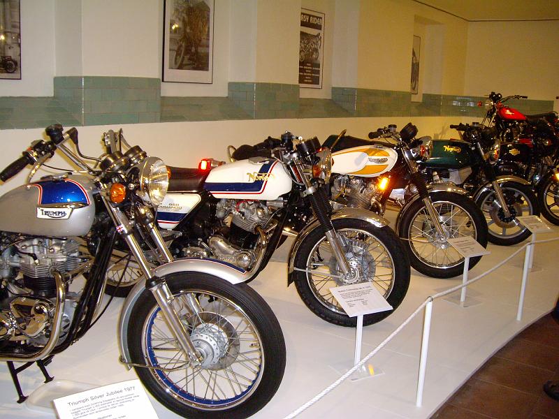 IMG_0804.JPG - Moderna engelsmän, Triumph, Norton från 1970-talet. Här hade vi gärna sett en OIF (Oil In Frame) BSA, varför inte en Firebird?