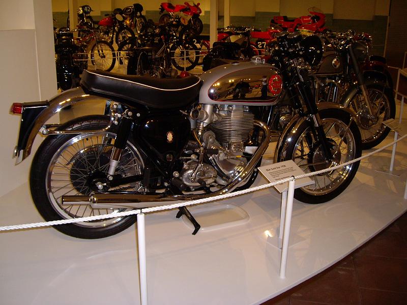 IMG_0808.JPG - Utställningens andra BSA en Gold Star 500 cc från 1958.