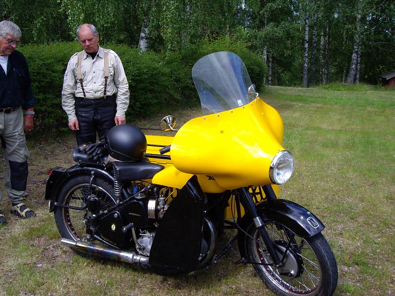 IMG_0816.JPG - BSA M21:an har gått som patrullhoj för AA (Automobile Association) i Thailand under slutet av 1950-talet, togs hit av en sjöman från Göteborg som åkte mycket på maskinen under slutet av 1970-talet. Molle från Partille hade den sedan i ett antal år och samlade ihop många av de AA-delar som inte togs med från Thailand. Hans har nu sedan några år haft maskien i koplett AA-utförande.