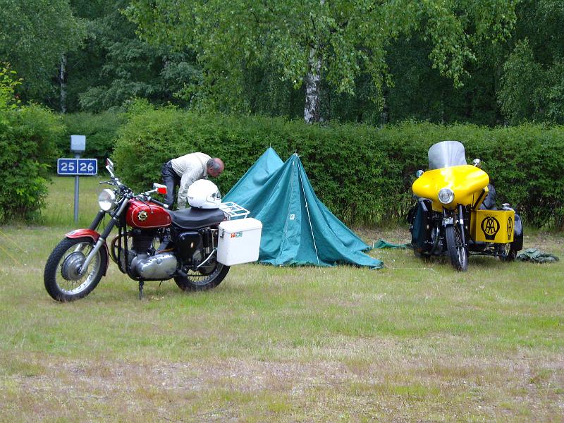 IMG_0828.JPG - Som campare var vi få (två) men i campingens rum fanns några och Dennis hade ju sin sommartuga strax bredvid. Ett par man kom över dagen och så bodde ju Kjell i Arvika ca 5 mil härifrån.