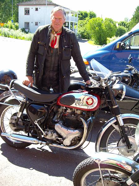 IMG_0838.JPG - På söndagen tog vi som bodde söder ut vägen om Arvika på Lennarts inrådan och passade på att besöka Arvika Motormuseum, där träffade vi några fler BSA-åkare. Här Åke från Årjäng med sin BSA A10 SR 1959.