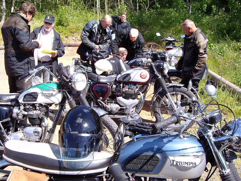 IMG_0700.JPG - Några av deltagarna och maskinerna vid målplatsen.