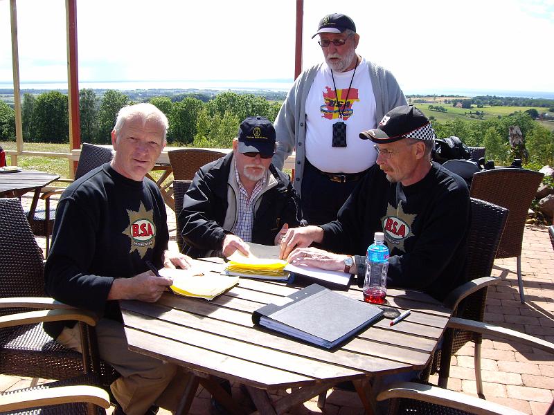 IMG_0707.JPG - Männen bakom den mycket väl genomförda Solsvängen, Bo Andersson, Mats Olsson och Per-Axel Roth. Bakom är en av medhjälparna vid kotrollerna Dennys Olsson som tilsammans med ett antal män och kvinnor bemannade de sex kontroller som var förlagda utmed banan.