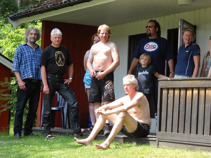 DSCN5163.JPG - Några av deltagarna njuter i solen.