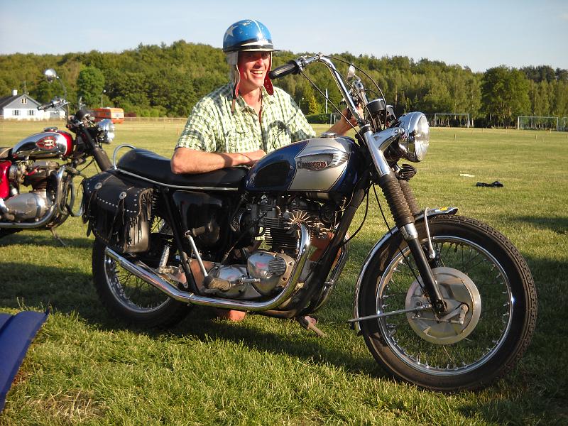 DSCN5179.JPG - Så här stilig var Mats N med sin Svemo-hjälm från 1960-talet och Triumph TR6 1969.