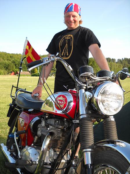 DSCN5182.JPG - Lars M såg så här stolt ut med sin BSA A65 Lightning Rocket 1965. Fick pris för bästa Touring-hoj.