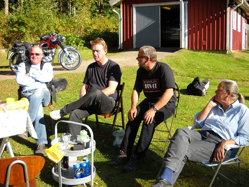 DSCN4708.JPG - Här sitter vi på rad och utbyter erfarenheter om gamla fordon...
